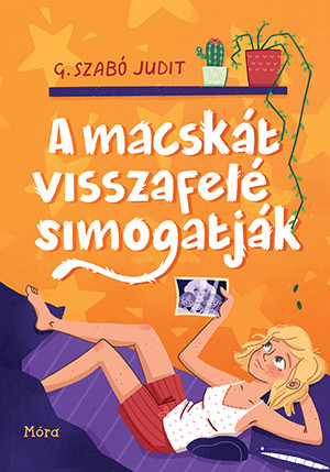 A MACSKÁT VISSZAFELÉ SIMOGATJÁK